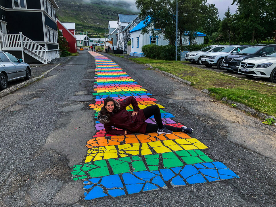 Regenbogen Straße in Seyðisfjörður