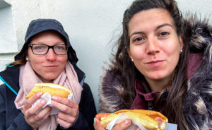 Hot Dog essen von Bæjarins Beztu Pylsur in Reykjavik