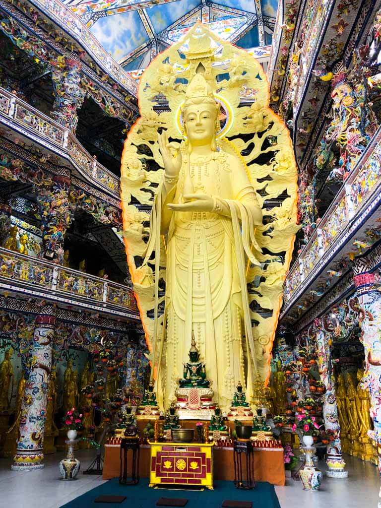 statue-inside-Linh-Phuoc-Pagoda-dalat-vietnam